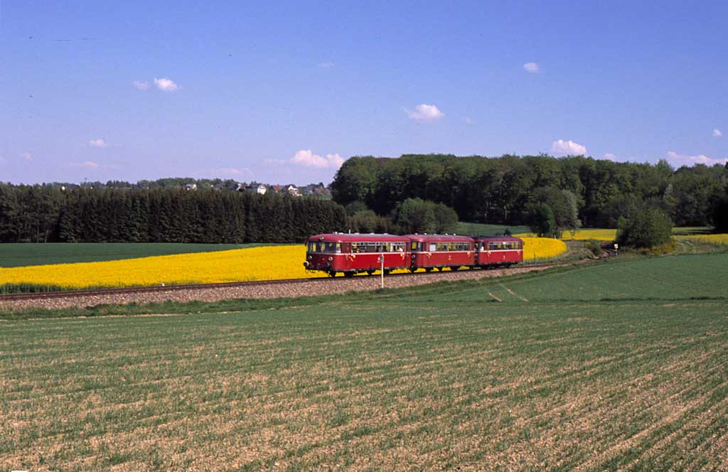 Deze foto toont een railbusset op een viaduct op de lijn Simmern – Kastellaun in de ten zuiden van de Eifel gelegen Hünsrück bij het dorpje Hollnich op 5 mei 1990. Foto: Oege Kleijne.