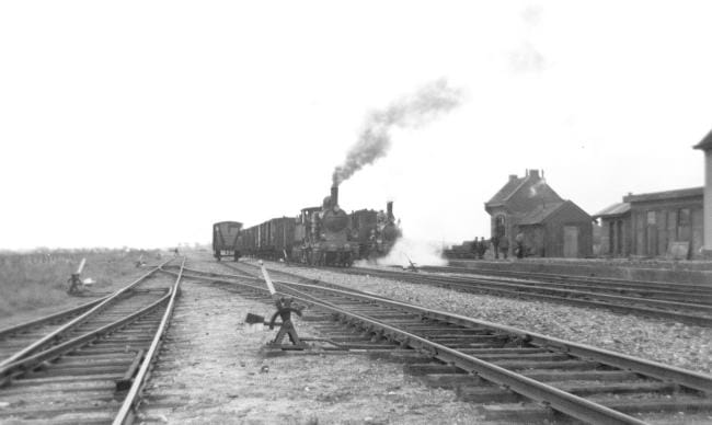 Drukte te Stiens met links de 1711 met een goederentrein naar Dokkum en rechts een loc serie 7700 met een trein richting Tzummarum. 13 september 1951. Foto: Klaas Okkinga.