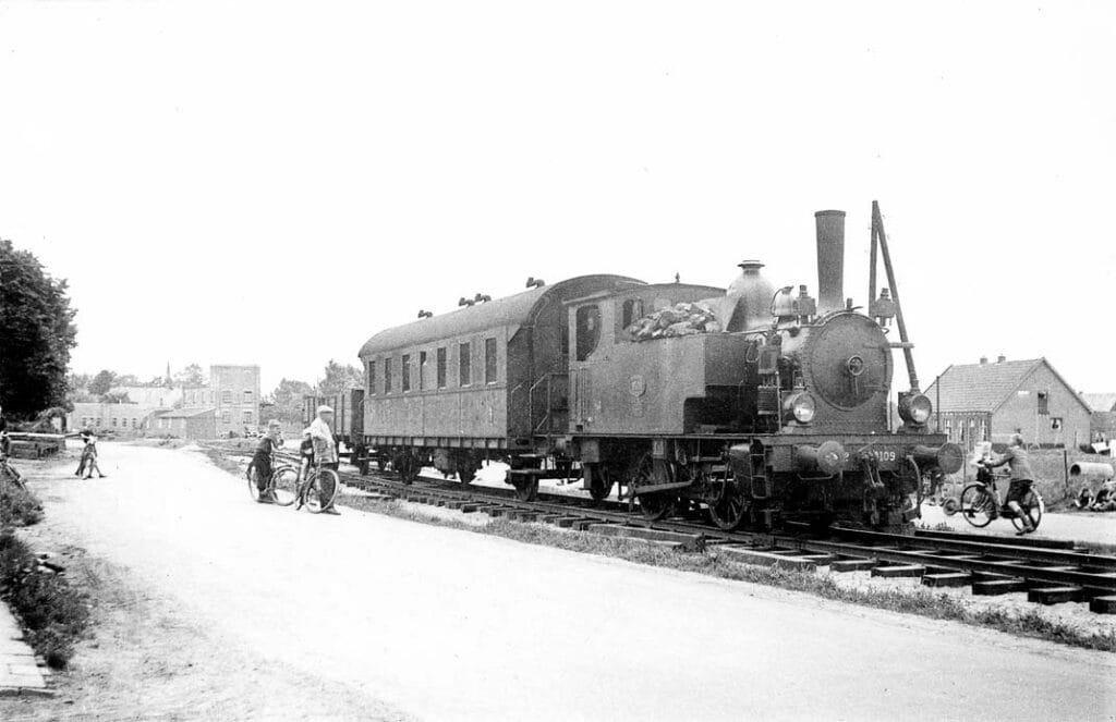 Stoomlocomotief 8103 nabij Losser tijdens de aanleg in juni 1949. Het Duitse personenrijtuig daarachter is na de Tweede Wereldoorlog in Nederland achtergebleven. Foto: ir. J.J.H. Meulman.