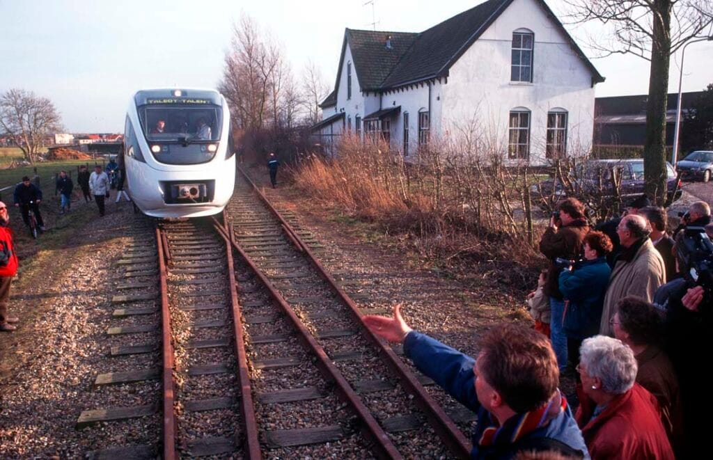 Het Talent-treinstel tijdens de laatste rit op het baanvak Leeuwarden - Stiens te Stiens op 22 februari 1997. Foto: Hans Elzinga.