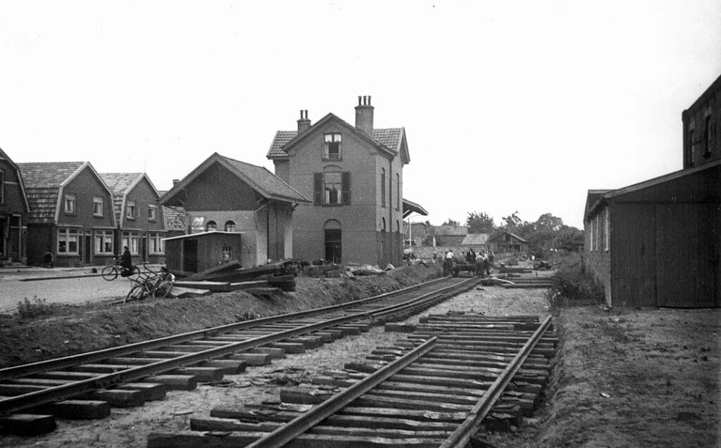 De herbouw van het spoor in Losser is in juni 1949 in volle gang. Foto: ir. J.J.H. Meulman.