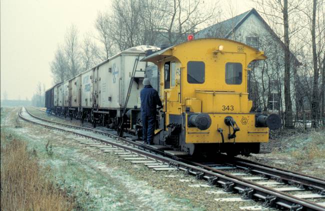 Locomotor 343 rangeert tijdens de op een na laatste aardappelcampagne te Stiens met rechts het voormalige stationsgebouw op 23 november 1993. Foto: Hans Elzinga.