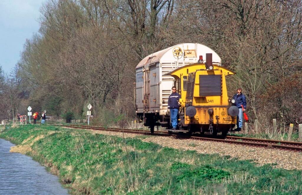 Locomotor 341 met de laatste goederentrein van Stiens naar Leeuwarden op 12 april 1995 ter hoogte van de Harlingerstraatweg te Leeuwarden. Foto: Hans Elzinga.
