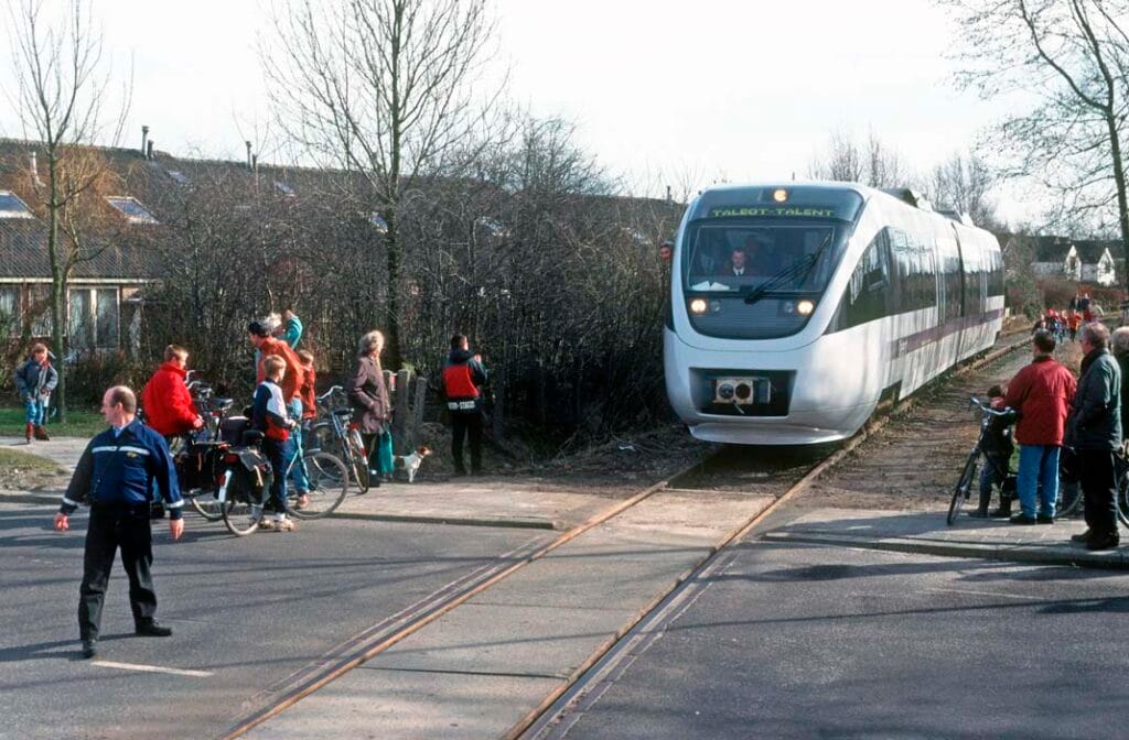 Het Talent-treinstel tijdens de laatste rit op het baanvak Leeuwarden - Stiens nabij Stiens op 22 februari 1997. Foto: Hans Elzinga.