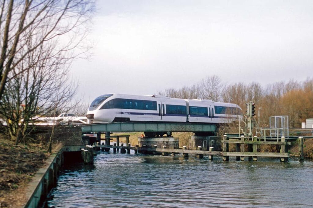 Het Talent-treinstel op de brug van de Harlinger Trekvaart te Leeuwarden op 22 februari 1997. Foto: Lieuwe van der Leij.