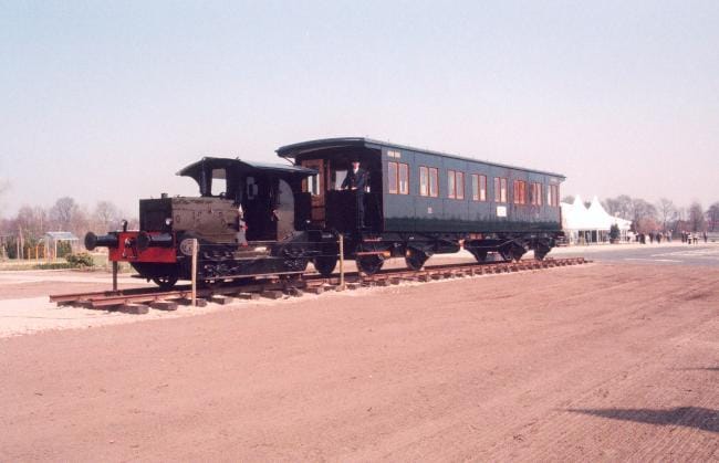 Diesellocomotor, een zogeheten oersik, op het terrein van de voormalige steenfabriek in Losser in 2003. Foto: Oege Kleijne.