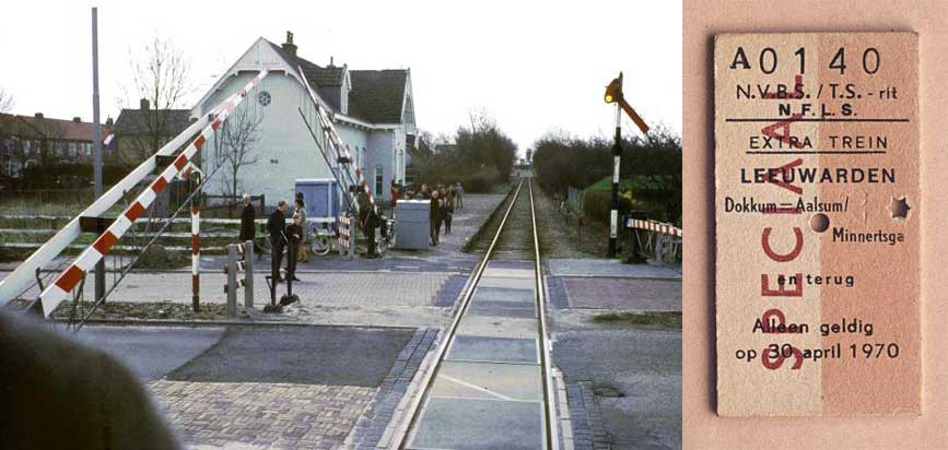 Blik op de baan en het stationsgebouw van Leeuwarden Halte op 30 april 1970 vanaf de laatste wagon van de trein. We zien een gesloten overweg. Rechts het treinkaartje voor de speciale trein die voor het laatst met reizigers naar Dokkum en Minnertsga reed. Foto: Klaas Okkinga.