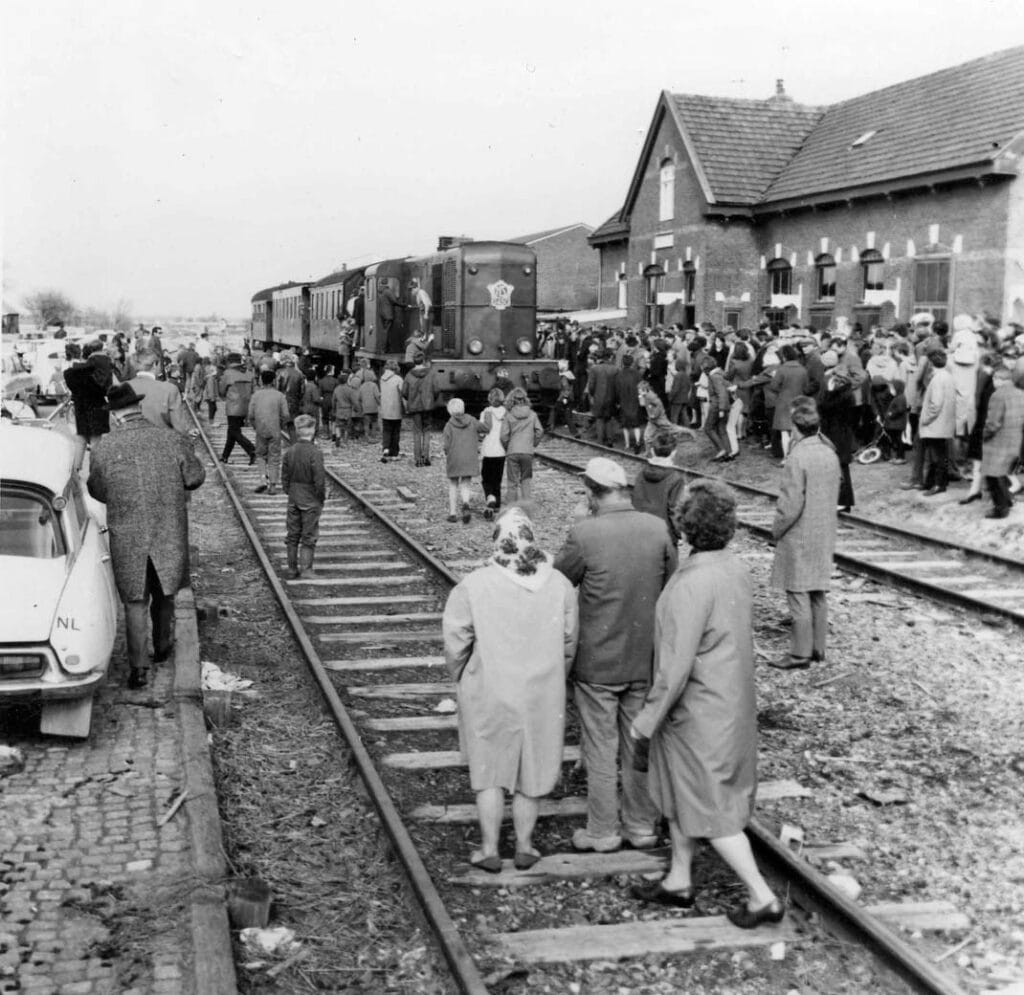 Diesellocomotief 2450 met een personentrein tijdens de NVBS-excursie op 30 april 1970 te Minnertsga.
