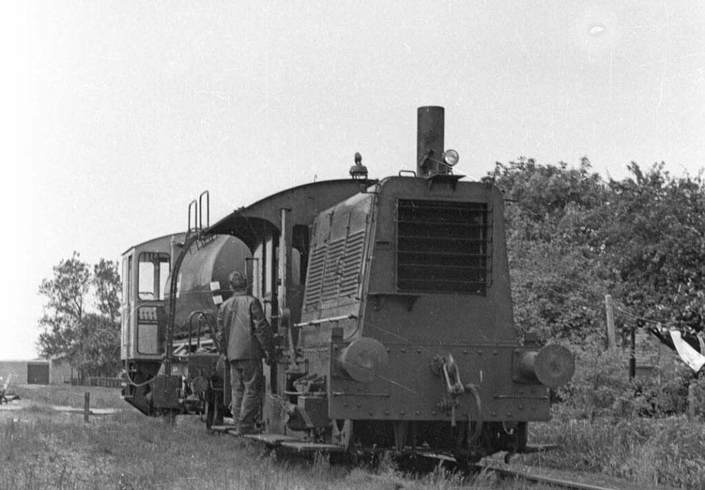 De echt laatste trein naar en van Minnertsga was een sproeitrein om het onkruid langs en op de rails te verwijderen. Deze trein reed op 9 juni 1973. Foto: Wietse Hoekstra.