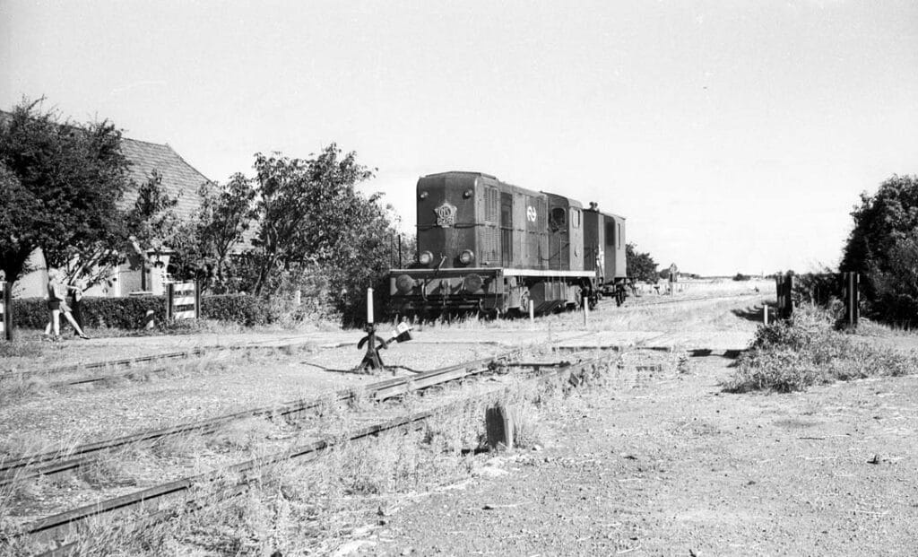Diesellocomotief 2476 met de laatste reguliere goederentrein naar en van Minnertsga op 24 september 1971. Foto: Wietse Hoekstra.
