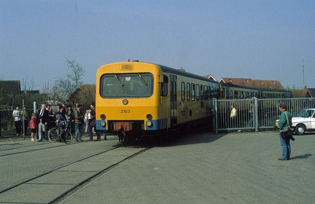 Treinstellen 3103 en 3224 als excursietrein van de NVBS bij de ZPC te Stiens op 11 april 1992.