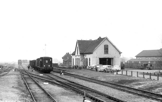 Het emplacement van Stiens gezien in de richting van Leeuwarden met diesellocomotief serie 2400 en goederentrein op 4 april 1958. Foto: Roef Ankersmit.