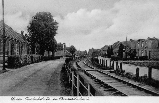 Prentbriefkaart met tramspoor, vermoedelijk op de huidige Gronausestraat, gefotografeerd in (vermoedelijk) de jaren twintig van de vorige eeuw. Foto: Historische Kring Losser.