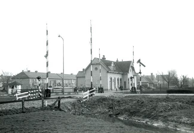 Het station van Leeuwarden Halte op 4 april 1958. Foto: Kees van de Meene.