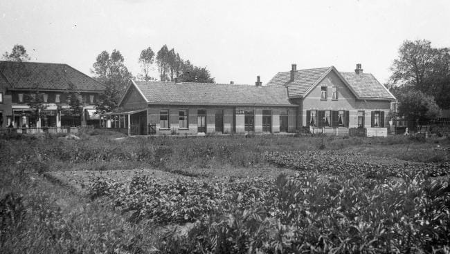 Het statige stationsgebouw van Glane, vlakbij de Nederlands-Duitse grens. De omvang van het gebouw is het gevolg van de douane-activiteiten die er plaatsvonden. Toen fotograaf ir. J.J.H. Meulman de lijn bezocht en op de gevoelige plaat vastlegde (1942), waren de rails hier al enkele jaren verdwenen. Het stationsgebouw werd overigens in de jaren zestig afgebroken. Foto: Het statige stationsgebouw van Glane, vlakbij de Nederlands-Duitse grens. De omvang van het gebouw is het gevolg van de douane-activiteiten die er plaatsvonden. Toen fotograaf ir. J.J.H. Meulman de lijn bezocht en op de gevoelige plaat vastlegde (1942), waren de rails hier al enkele jaren verdwenen. Het stationsgebouw werd overigens in de jaren zestig afgebroken. Foto: ir. J.J.H. Meulman.