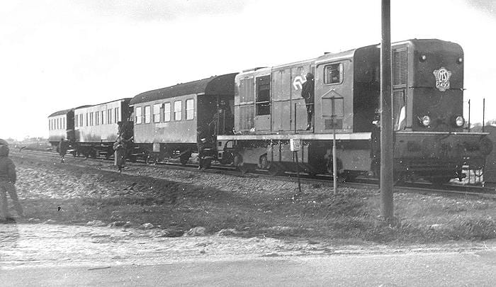 Diesellocomotief 2450 met een van de laatste reizigerstrein op de westelijke tak van de Noord-Friese lokaalspoorlijnen net voor Stiens bij terugkeer uit Minnertsga op 30 april 1970. Foto: Oege Kleijne.