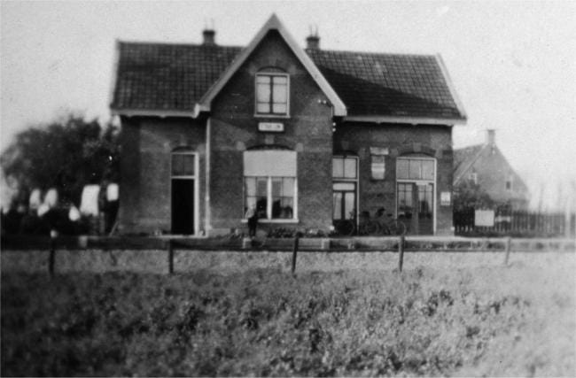 Een van de zeldzame foto's van het stationsgebouw van Finkum (ten noorden van Stiens aan de lijn naar Dokkum). Het gebouw werd in 1931 gesloopt. Fotograaf onbekend; verzameling Wietse Hoekstra.