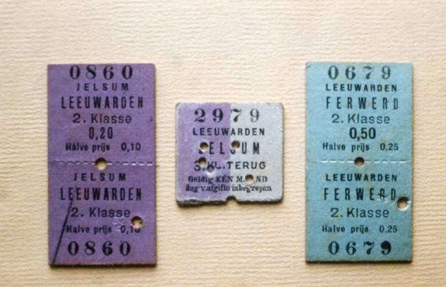 Kartonnen vervoerbewijzen voor de reizigerstreinen op de Noord-Friese lokaalspoorwegen. Van links naar rechts een retourkaartje Leeuwarden - Jelsum, een enkele reis Leeuwarden - Jelsum en een retour Leeuwarden -Ferwerd. De kartonnen treinkaartjes werden gefotografeerd door Klaas Okkinga.