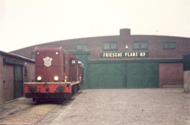 De bruine diesellocomotief 2523 met korte goederentrein op het raccordement van de Friesche Plant N.V. te Sint-Jacobi Parochie in 1969. Foto: Lieuwe van der Leij.