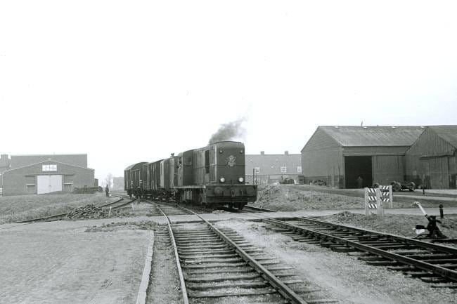 Sint-Jacobi Parochie met locomotief 2420 met een goederentrein op het emplacement op 4 april 1958. Foto: Kees van de Meene.