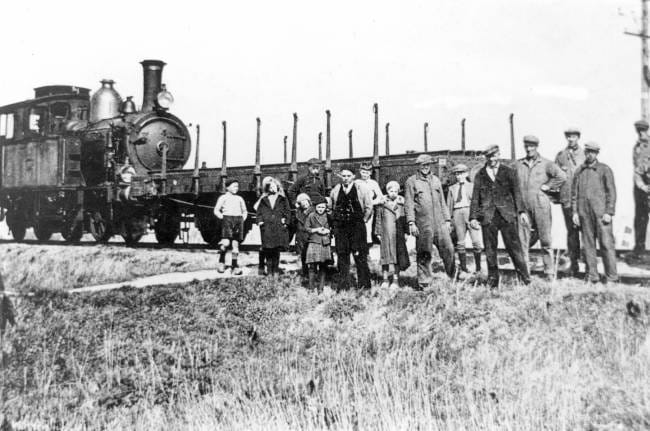 Opbraakploeg actief op de lijn Tzummarum - Franeker Halte in 1936. De foto toont een locomotief van de serie 7100 met een wagon waarop (opgebroken) rails liggen. Plaats en locomotief, maar ook de fotograaf zijn onbekend. Verzameling: Wietse Hoekstra.