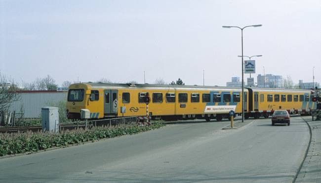 Treinstellen 3224 en 3103 als excursietrein van de NVBS vlakbij het emplacement van Leeuwarden op 11 april 1992. Foto: Wytze Wijbenga.