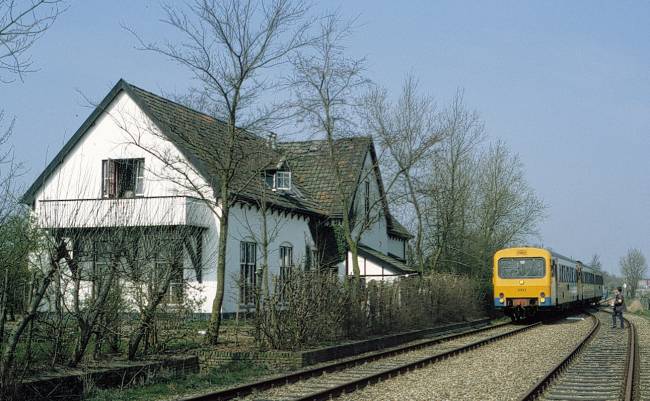 Treinstellen 3224 en 3103 bij het in goede staat verkerende voormalige stationsgebouw van Stiens op 11 april 1992. Foto: Wytze Wijbenga.