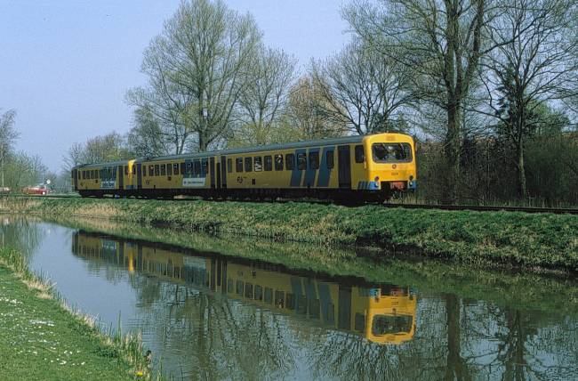 De treinstellen 3103 en 3224 te Leeuwarden op de terugweg van Stiens tijdens de NVBS-excursie op 11 april 1992. Foto: Wytze Wijbenga.