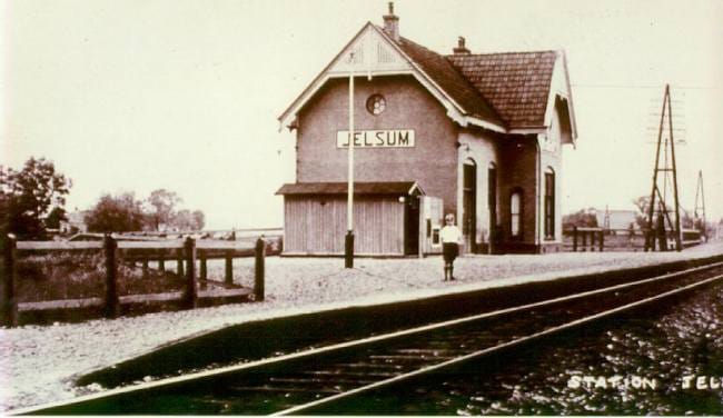 Een oude ansichtkaart van de halte Jelsum aan de lokaalspoorlijn Leeuwarden - Anjum in de jaren twintig van de vorige eeuw. Fotograaf onbekend, verzameling: Wytze Wijbenga.