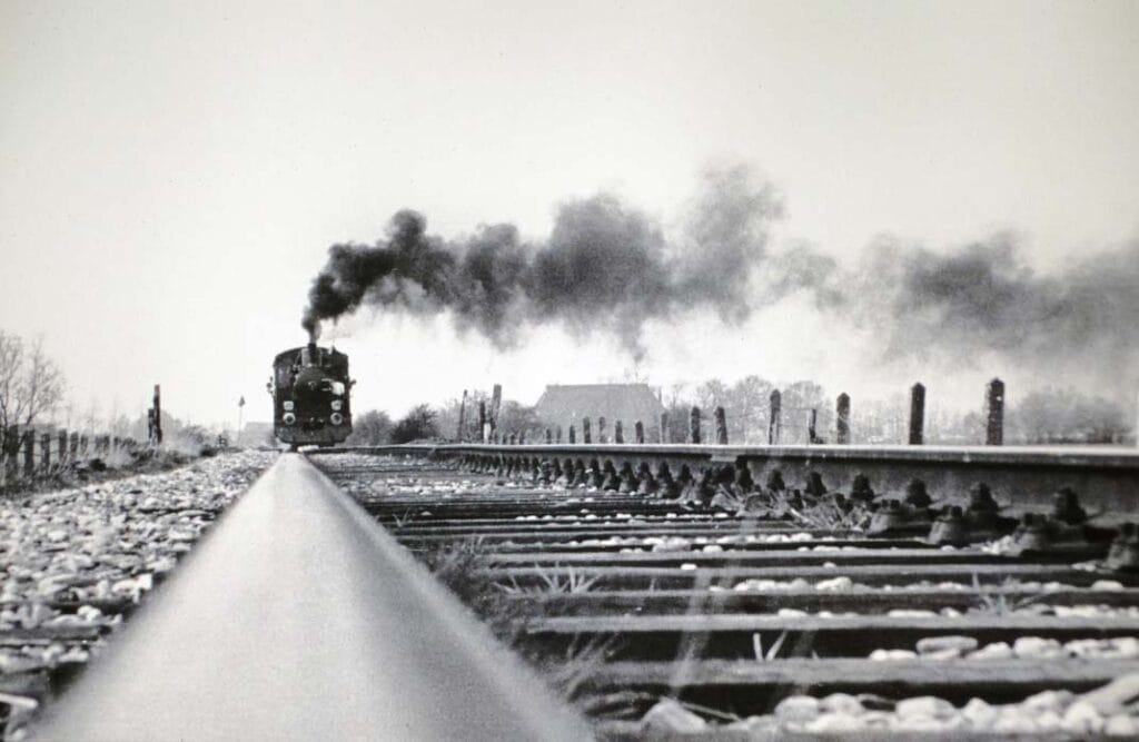 Stoomtramlocomotief LTM 21 onderweg op de lokaalspoorlijn Leeuwarden - Stiens nabij het vliegveld Leeuwarden op 1 mei 1976. Foto: Wietse Hoekstra.