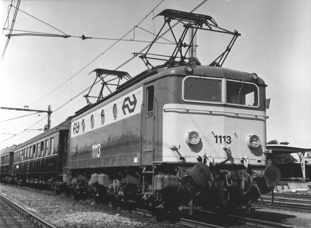 Afbeelding van de elektrische locomotief nr 1113 (serie 1100) van de N.S met internationale slaaprijtuigen in 1971. Bron: Het Utrechts Archief.