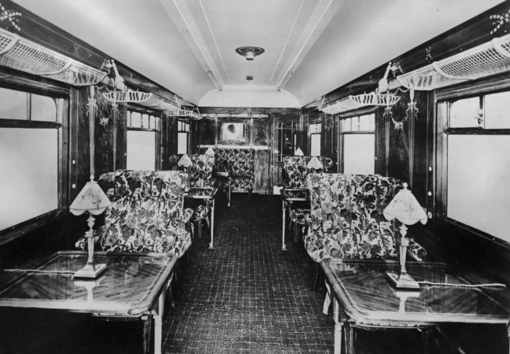 Afbeelding van het interieur van een Pullman salonrijtuig. Bron: Het Utrechts Archief.