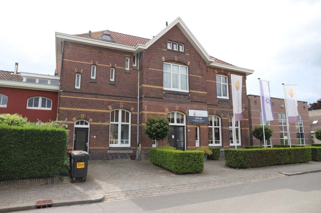 Afbeelding van het voormalige stationsgebouw van Voorthuizen in mei 2025. Foto: Oege Kleijne.