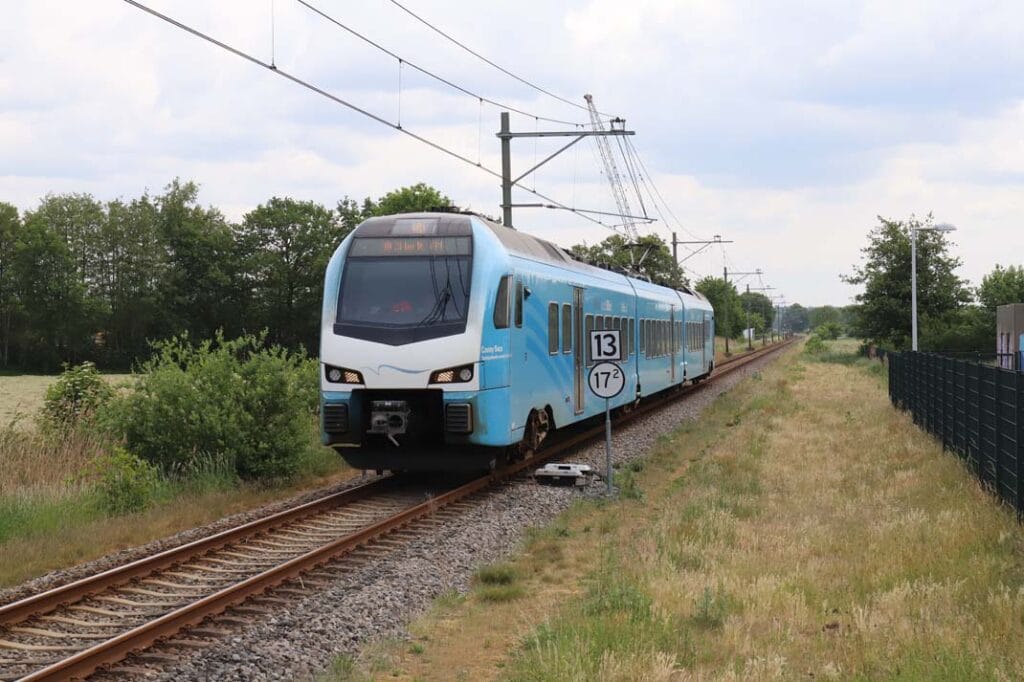 Afbeelding van treinstel 5038 van het type Flirt bij binnenkomst te Barneveld Zuid op 21 mei 2025. Foto: Oege Kleijne.