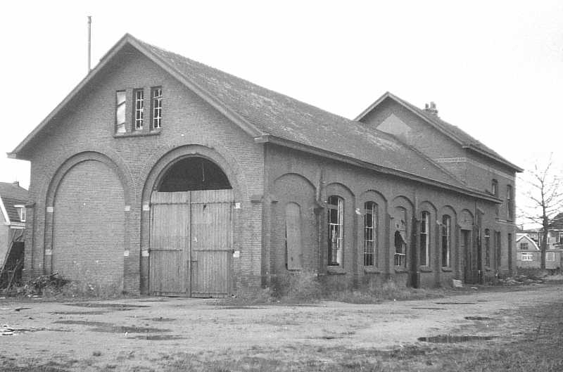 Afbeelding van de locomotievenloods in Barneveld kort voor sloop op 12 november 1973. Foto: Oege Kleijne.