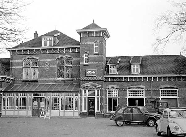 Afbeelding van de straatzijde van het stationsgebouw van Barneveld Dorp (nu Barneveld Centrum) op 12 november 1973. Foto: Oege Kleijne.