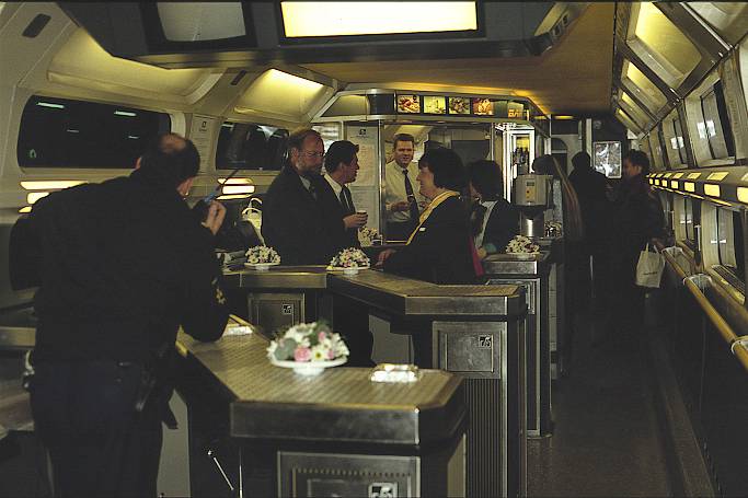 Blik in een barrijtuig van een train à Grande Vitesse tijdens een promotierit door Nederland op 25 november 1993. Foto: Oege Kleijne.