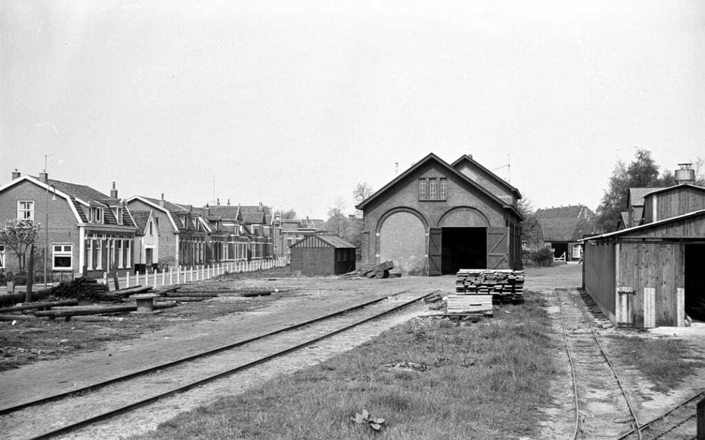Exterieur van de vroegere locomotievenloods met sporen van Barneveld op 7 mei 1960. Foto: Kees van de Meene.
