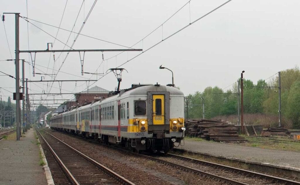 NMBS-treinstellen 685+745 met daarachter de wat minder bedaagde 840 te Quévy, het Belgische grensstation (met Frankrijk) op 12 mei 2016. Foto: Oege Kleijne.