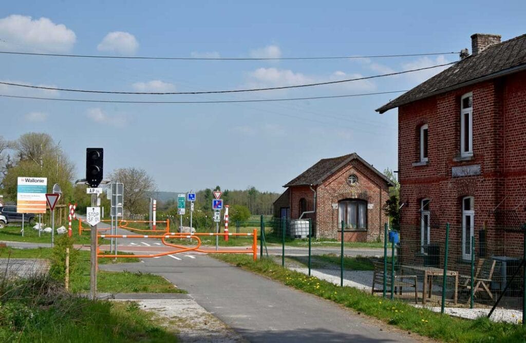 Deze foto een tot fietspad omgebouwd vroeger spoortracé met diverse attributen uit het spoorverleden langs het RAVeL-pad bij het vroegere station Boussu-en-Fagne aan lijn 156 Momignies- ariembourg- Hastière, 28 april 2022. Foto: Roelof Hamoen.