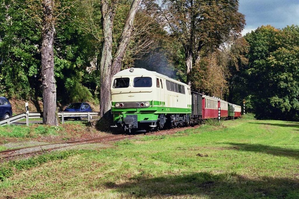 Deze foto toont de zogeheten Vulkan-Express op de Brohtalbahn met diesellocomotief D5 op het onderste stuk van de lijn tussen Brohl BE en Schweppenburg-Heilbrunnen op 15 juli 2015.Foto: Hans-Josef Merzbach. Copyright: Brohltal-Schmalspureisenbahn Betriebs-GmbH.