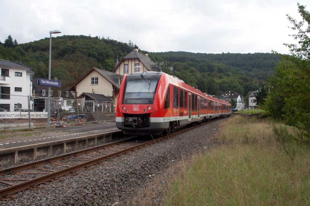 Deze foto toont het gloednieuwe DB-dieseltreinstel 620.012 (een driedelige Lint) bij aankomst in Bad Münstereifel op 15 september 2014. Na de overstroming van de rivier de Erft in 2021 reden er geen reizigerstreinen meer tot in ieder geval 2026. Foto: Oege Kleijne.