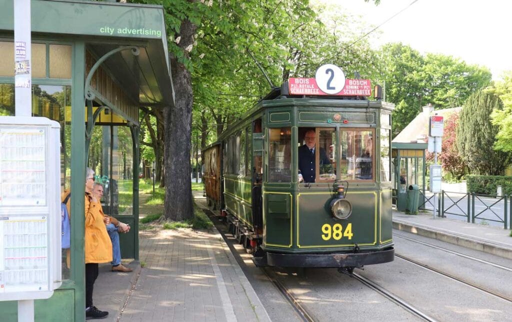 Deze foto toont museumtram 984 met bijwagen 301 onderweg naar het eindpunt Tervuren in Brussel bij de halte Madoux op 13 mei 2023. Foto: Oege Kleijne.