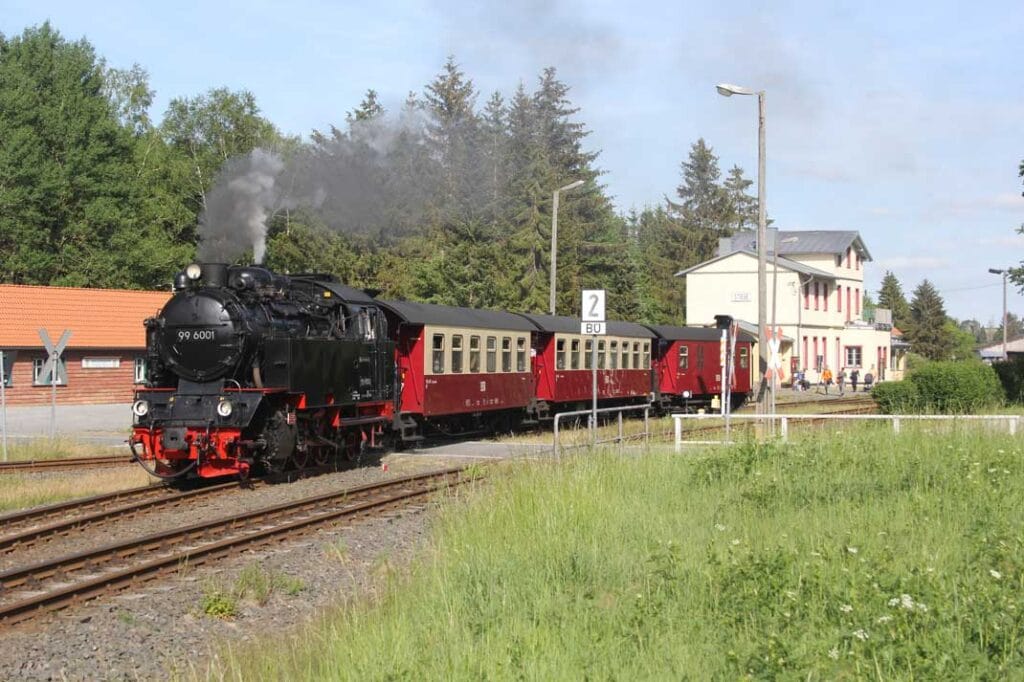 Deze afbeelding toont stoomloc 99 6001 van de Harzer Schmalspurbahnen met een toeristentrein om te Stiege op de zogeheten Selketalbahn op 14 juni 2022. Foto: Oege Kleijne.