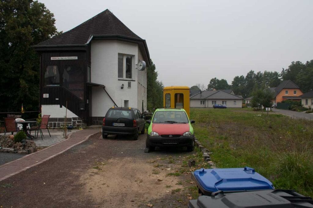 Deze foto toont het voormalige seinhuis van Hillesheim aan de vroegere spoorlijn Dümpelfeld – Hillesheim - Lissendorf op 13 september 2014. Foto: Oege Kleijne.