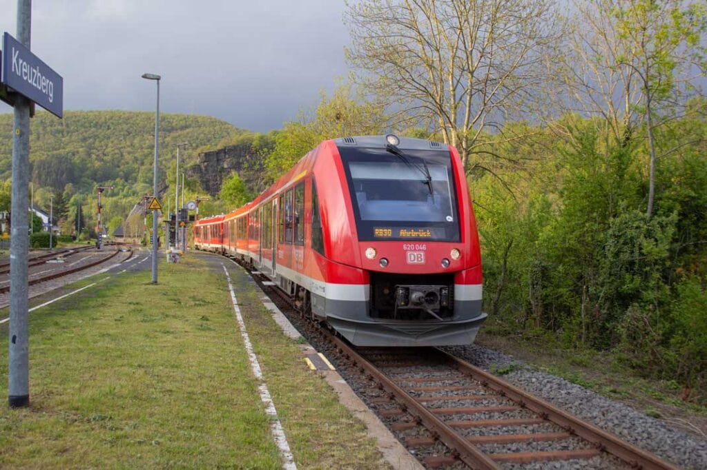Deze foto toont treinstel 620 046 te Kreuzberg op weg naar eindpunt Ahrbrück op 11 mei 2019. Let ook op de vele armseinen op dit station. Foto: Oege Kleijne.