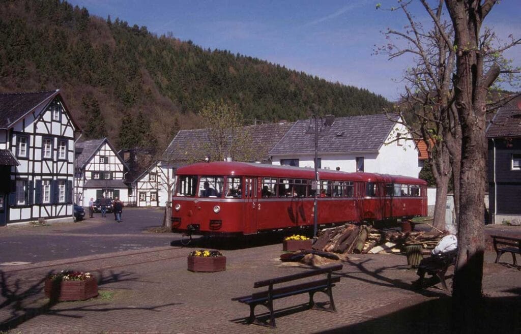 Deze foto toont een zogeheten railbustrein in het historische centrum van het plaatsje Olef loopt. Op de foto een excursietrein met de railbussen (van een van de eerste series) 795 251+995 295 op 24 april 2004. Foto: Roelof Hamoen.