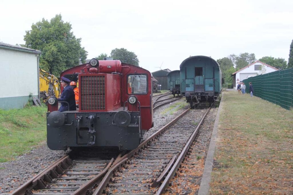 Deze foto toont locomotief V 4 van de Museumsbahn Minden rangeert op het emplacement te Preussisch Oldendorf op 27 augustus 2022. Foto: Oege Kleijne.