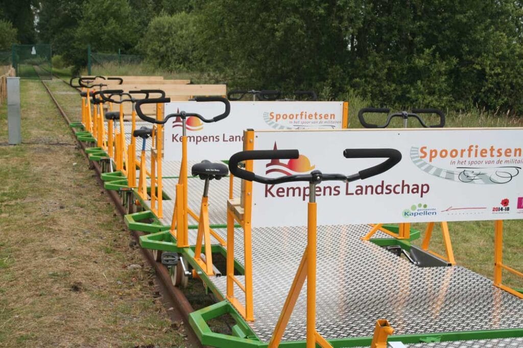 Deze foto toont de railfietsen, waarmee over vroegere militaire sporen gefietst kan worden in Kapellen in 2014. Foto: Oege Kleijne.