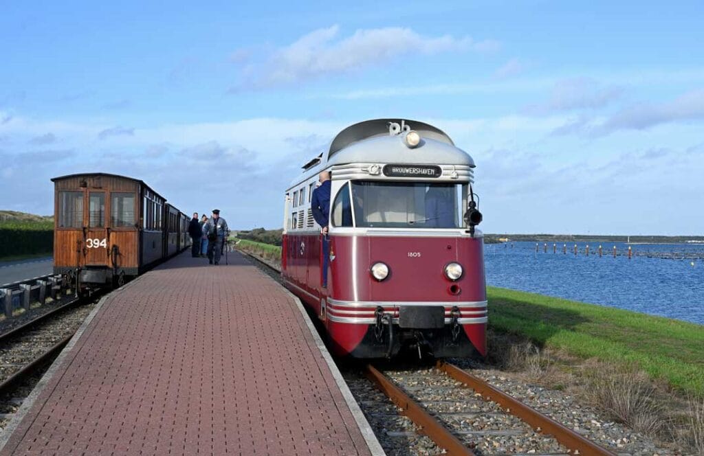 Deze foto toont historisch trammaterieel van de vroegere Rotterdamsche Tramweg Maatschappij (RTM) te Scharendijke op de Brouwersdam. Foto: Roelof Hamoen.